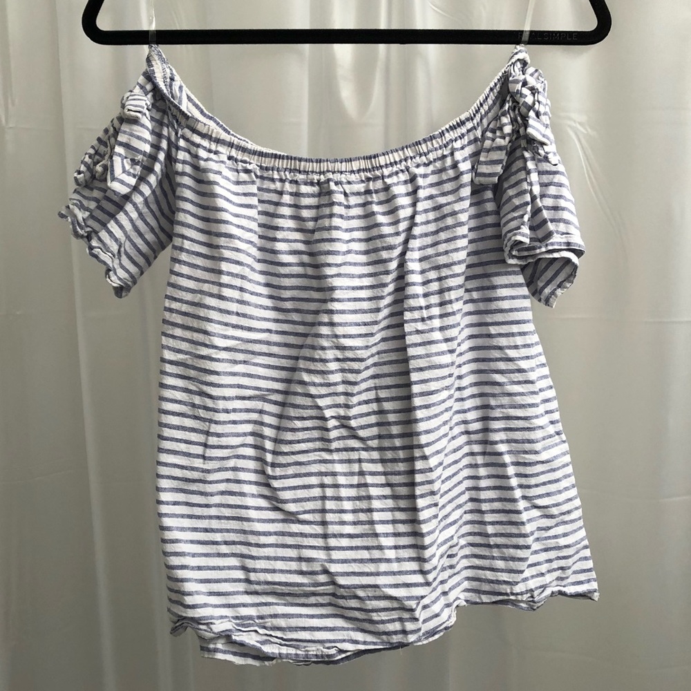 AQUA stripped off the shoulder shirt!